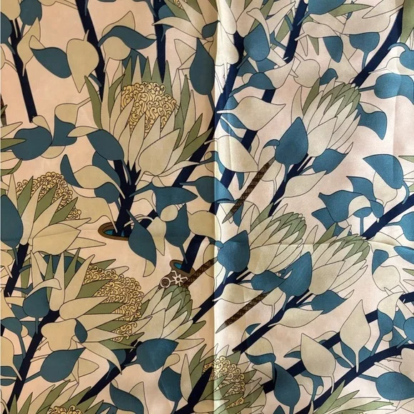 BRAND NEW Scarf in Floral Pattern - Picture 3 of 5